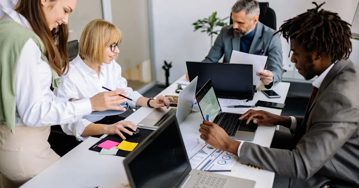 Comprendre les Différents Types d'Experts en Informatique